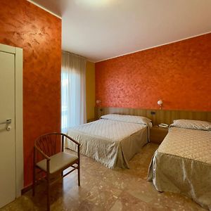 Camera tripla classica